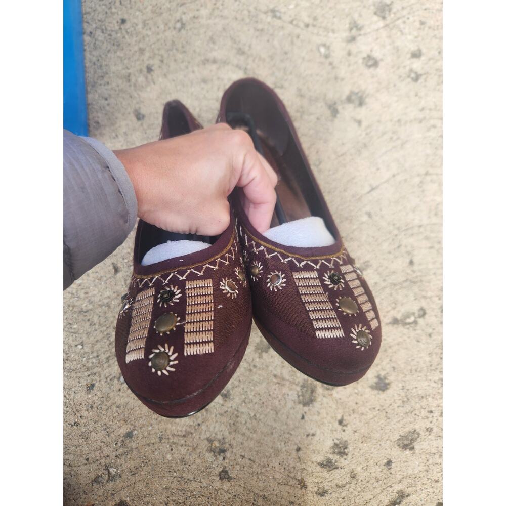 NIB Passion Tina Sz 10 Brown‎ Suede Heels With Embroidered Design